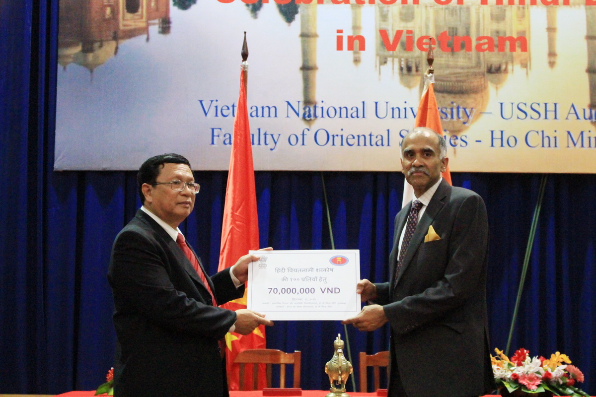 Indian Consulate General grants $3,100 to university for printing Hindi-Vietnamese dictionary