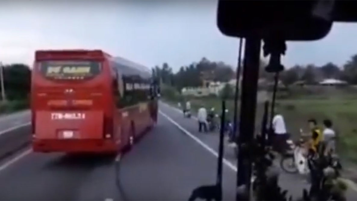 Passenger bus weaves through lanes in central Vietnam (video)