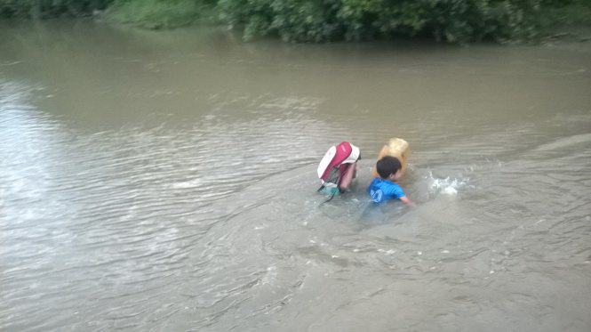 Children in Vietnam risk lives crossing river to school
