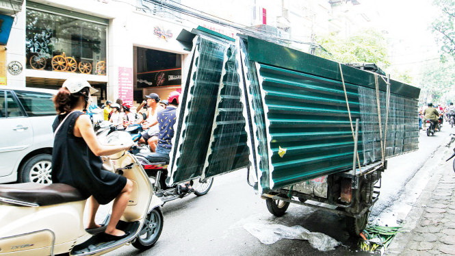 Debate erupts after second death caused by steel sheets in Hanoi