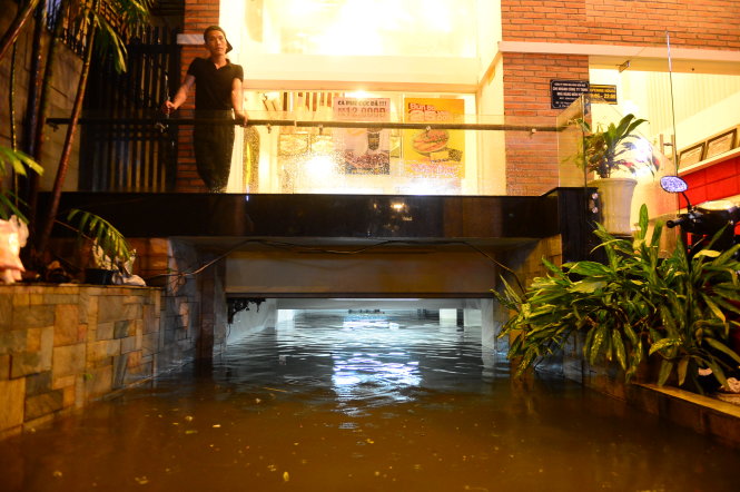 A heavy rain turned Ho Chi Minh City into an ‘ocean’ on Monday evening, causing motorbikes to break down midway home and knocking riders off their vehicles.