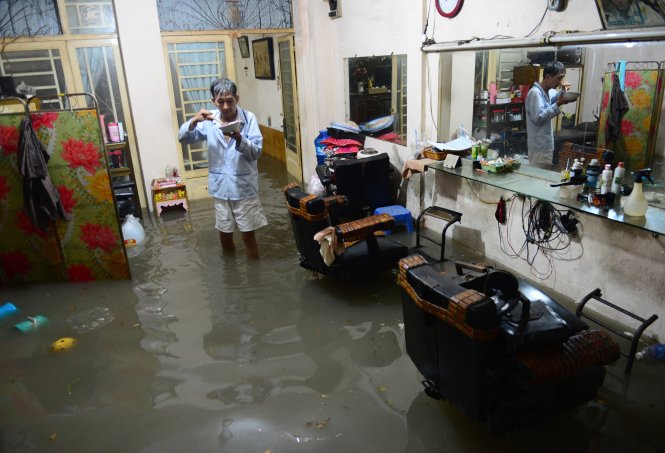 A heavy rain turned Ho Chi Minh City into an ‘ocean’ on Monday evening, causing motorbikes to break down midway home and knocking riders off their vehicles.