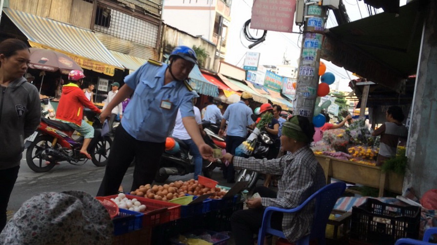 Officers collect fines against regulations at Ho Chi Minh City makeshift markets