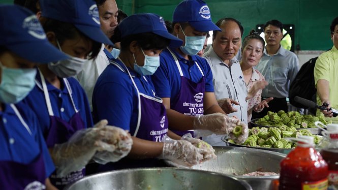 Vietnam PM inspects food supplier in Ho Chi Minh City