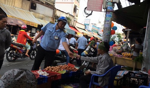 Officers collect fines against regulations at Ho Chi Minh City makeshift markets