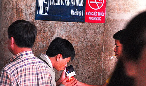 Ho Chi Minh City mulls prohibiting smoking at workplace