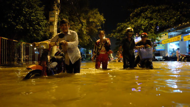 Downpour, peak tide sink Ho Chi Minh City