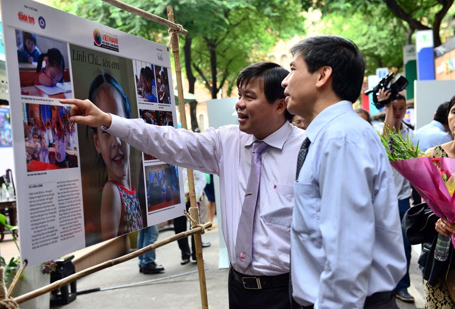 Tuoi Tre’s photo exhibition opens at Ho Chi Minh City Book Street