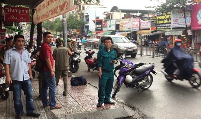 Man gets hand nearly cut off by strangers in Saigon