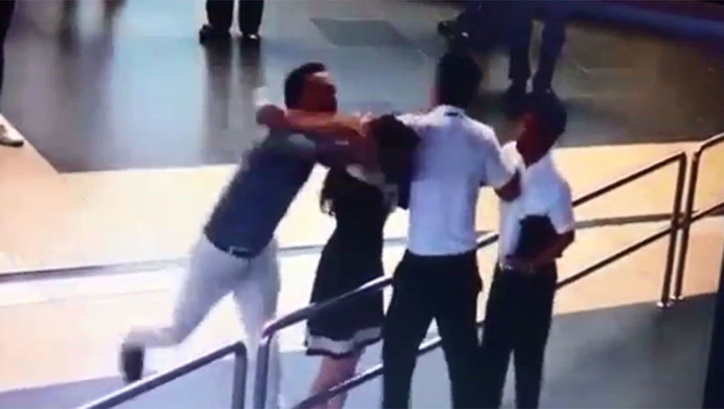 Hanoi traffic inspector suspended after attacking airport employee