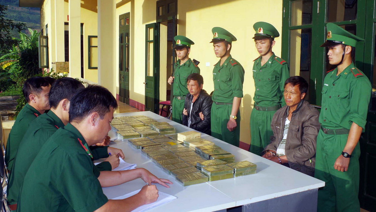 Two Laotians caught smuggling 69 heroin packs into Vietnam