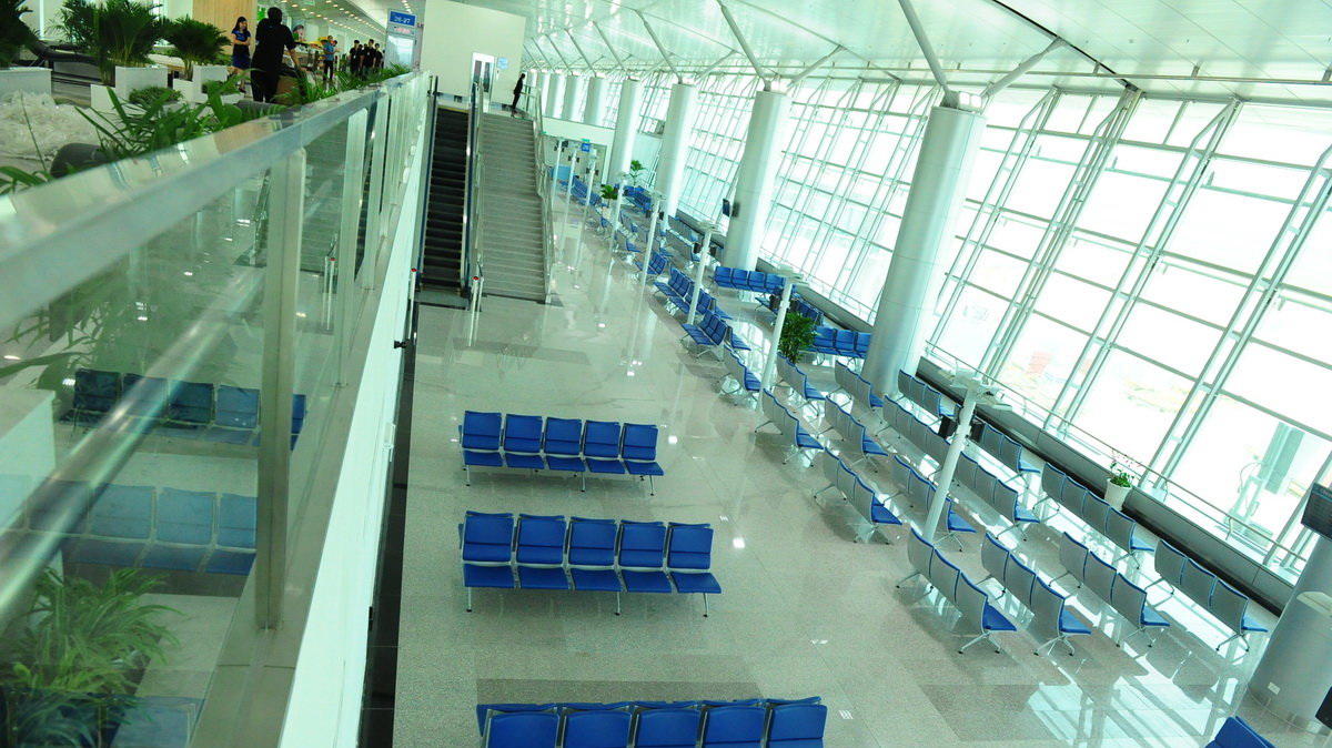 Tan Son Nhat airport puts expanded international terminal to use