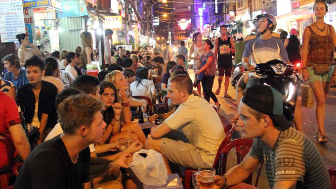 Ho Chi Minh City should open overnight zones for entertainment service: experts