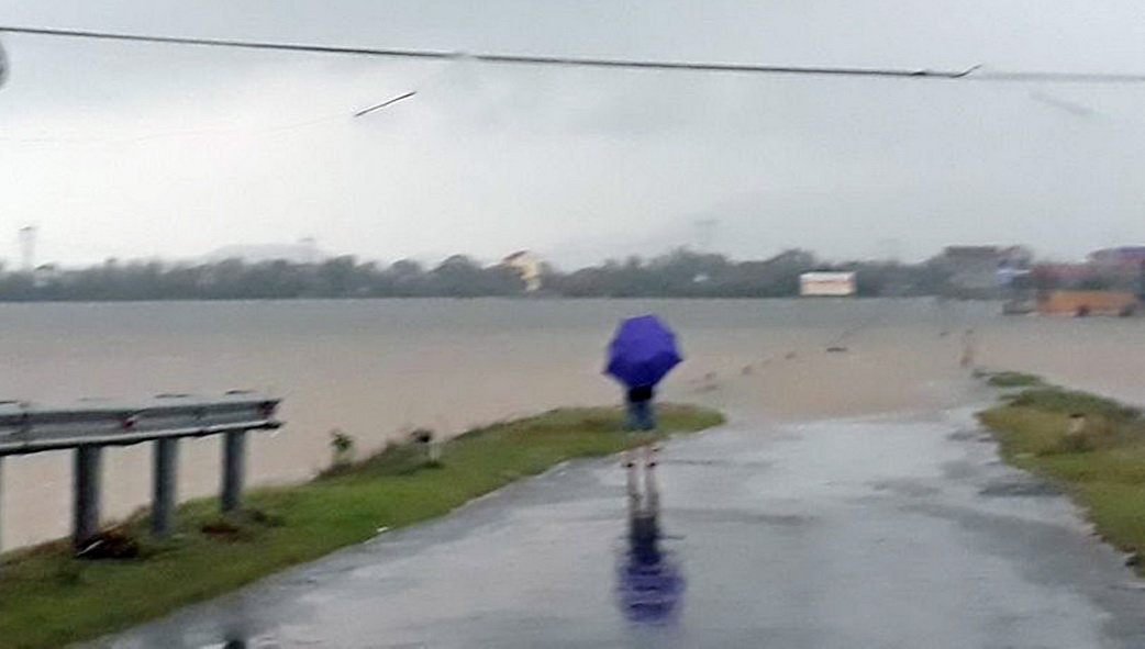 Torrential rain, floods threaten north-central Vietnam