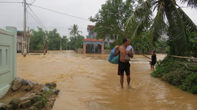 Floods kill 15 in Vietnam, thousands evacuated