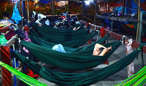 Night hammocks rock Saigon’s neediest to sleep