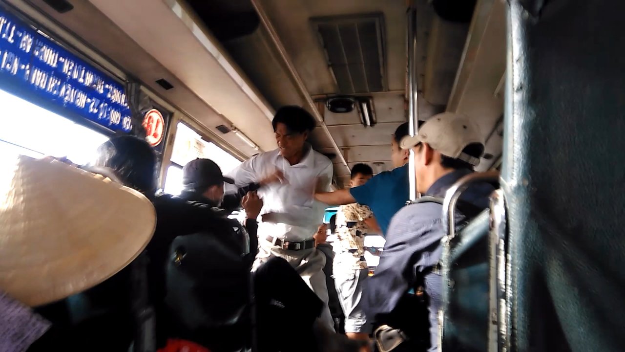 Bus passengers robbed and assaulted by thugs in southern Vietnam