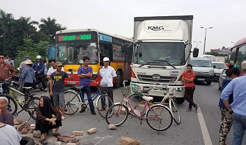 Residents block street leading to Hanoi airport, demand flyover construction