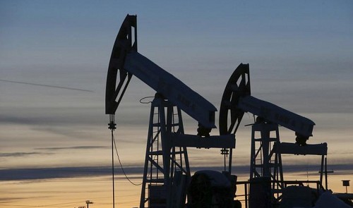 Oil prices fall 2 percent as U.S. election looks tight