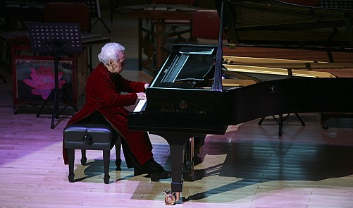 99-year-old Vietnamese grandma wows crowd with jaw-dropping piano performance