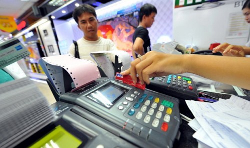 Banks in Vietnam required to refund money stolen from ATM cards within 5 days