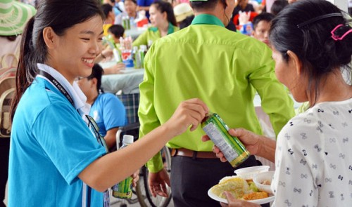 Over 7,000 physically challenged people join grand buffet at Saigon amusement park
