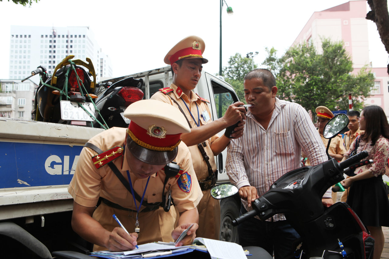 Hanoi police propose breathalyzer installation for cabs, buses