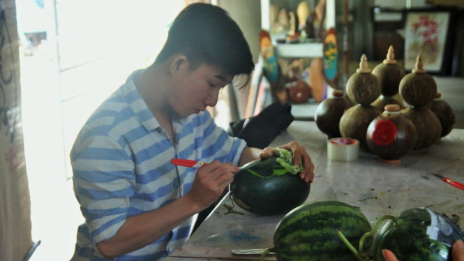 Vietnam youths turn watermelons into art