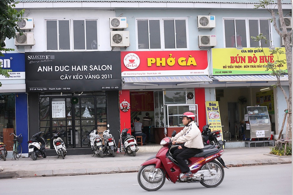 Residents of Hanoi ‘model street’ defy uniform-banner rule