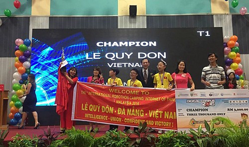 Vietnam students clinch two first place prizes at int’l robotics competition