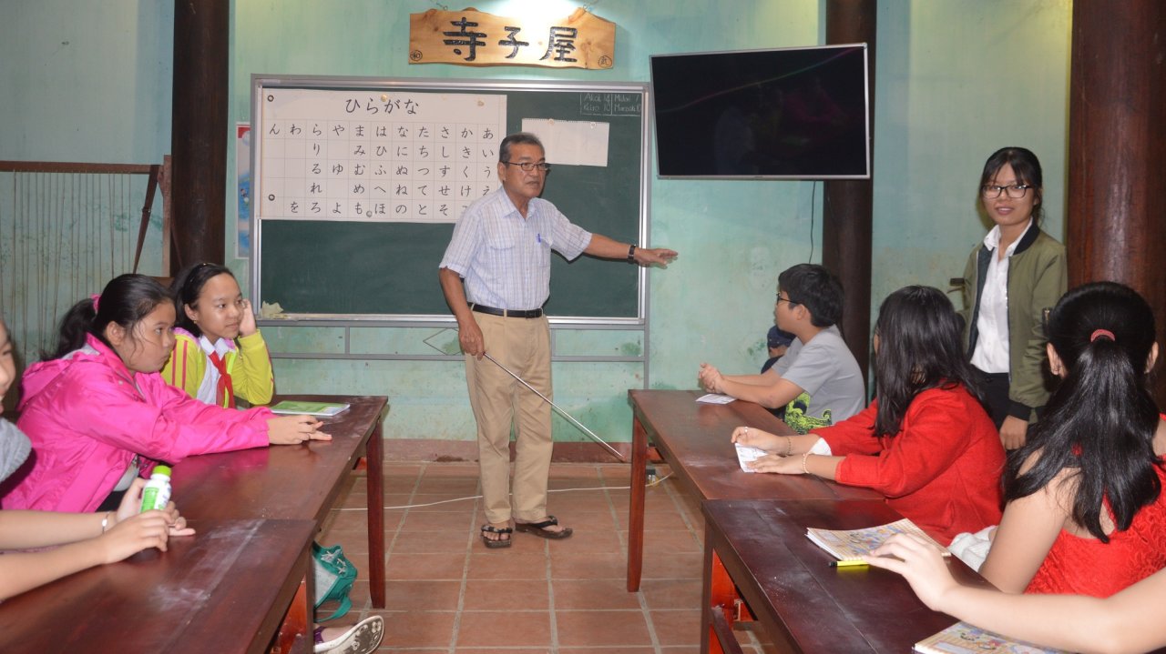 Japanese teacher gives free language lessons to Hoi An children
