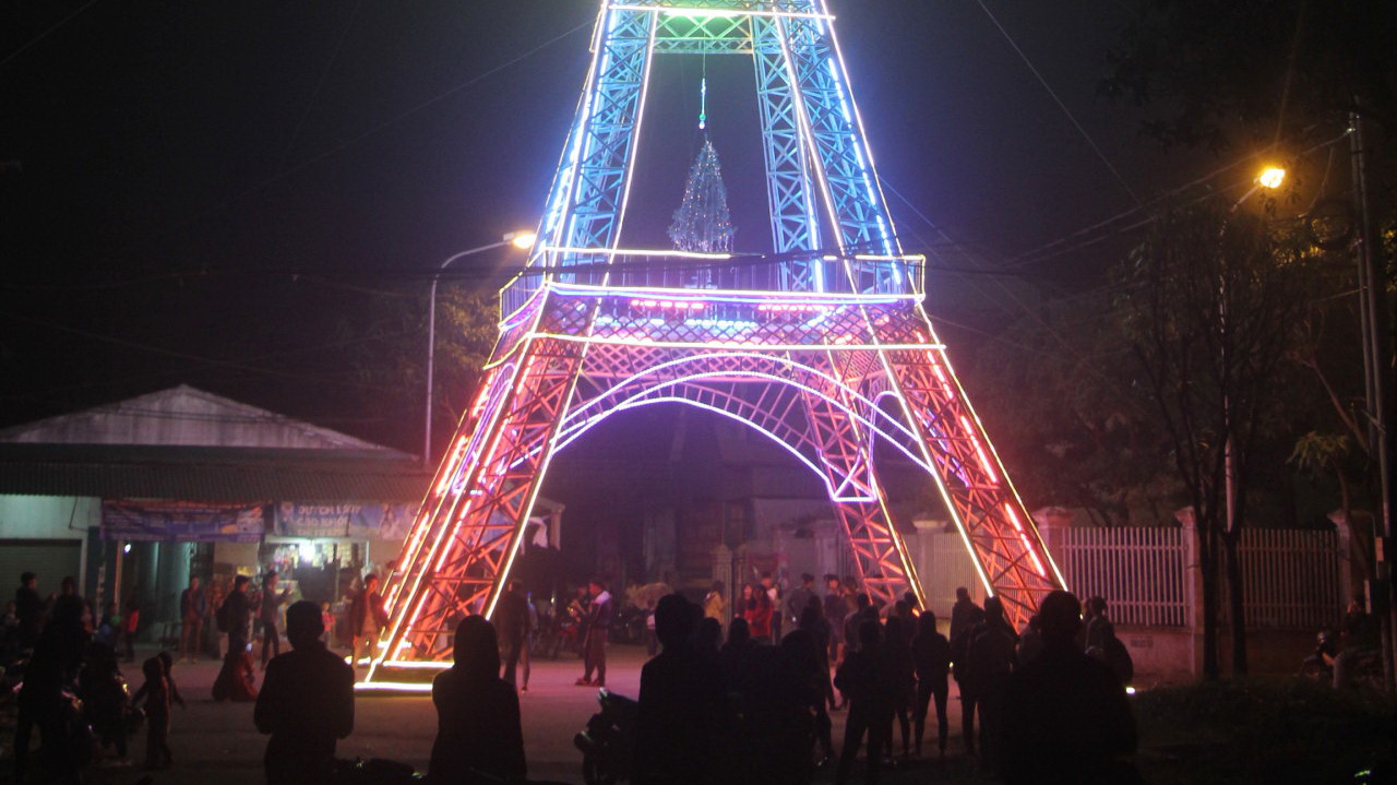 Replica of Eiffel Tower illuminates perish in central Vietnam as Christmas nears