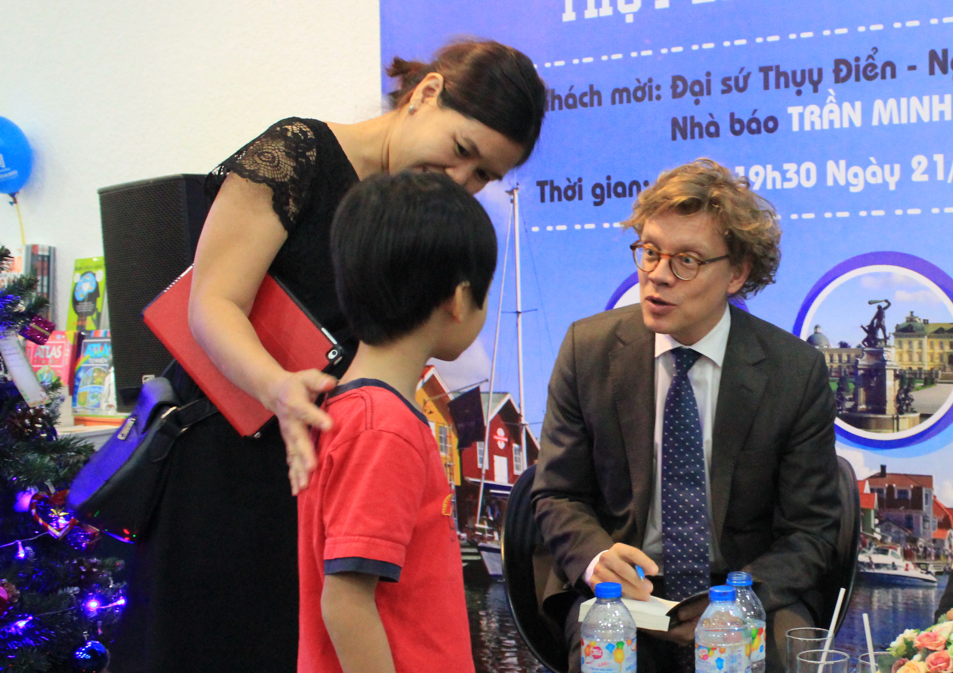 Swedish ambassador meets with Ho Chi Minh City bookworms at Ibrahimovic autobiography event