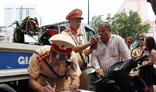 Hanoi police propose breathalyzer installment for cabs, buses