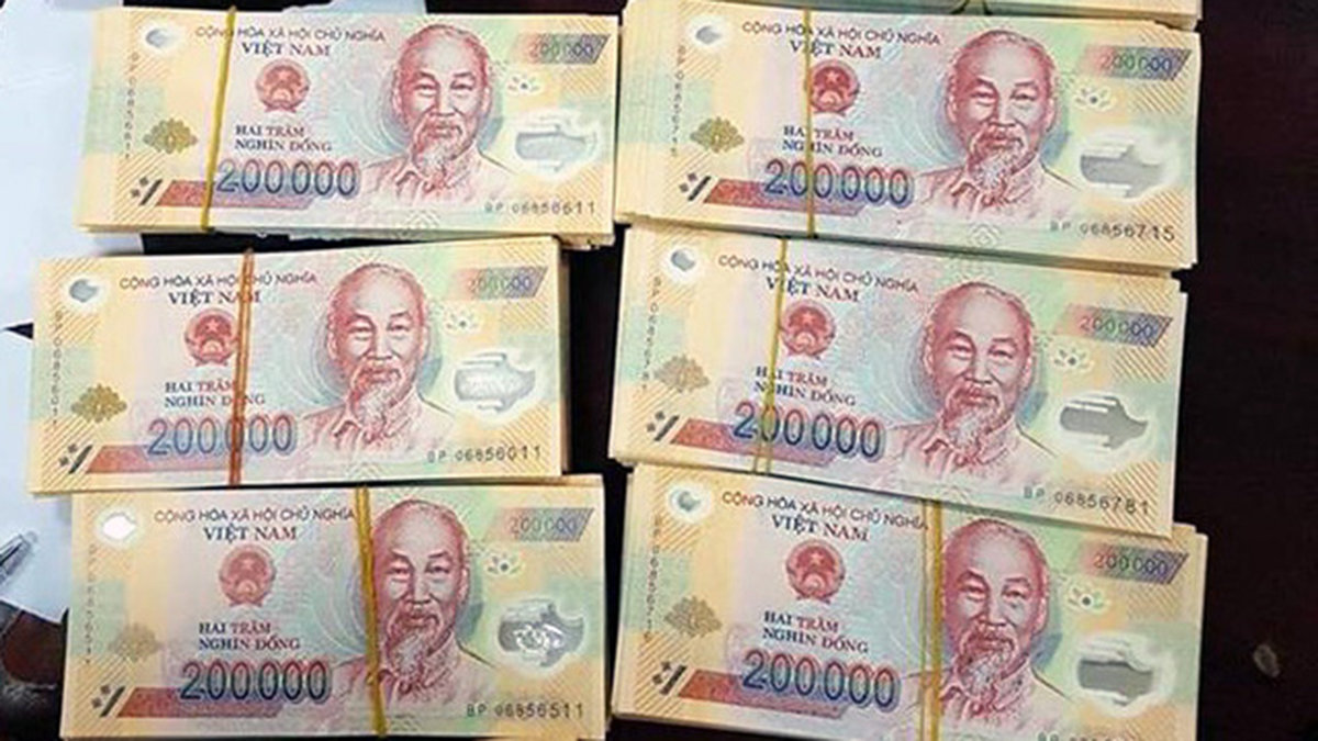 Men mugged of real money by counterfeit dealers in Ho Chi Minh City