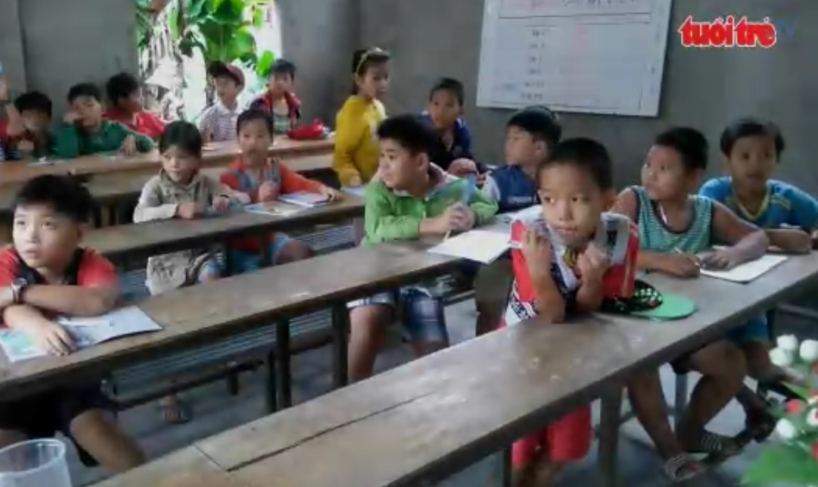 Man with cerebral palsy runs free English class in central Vietnam