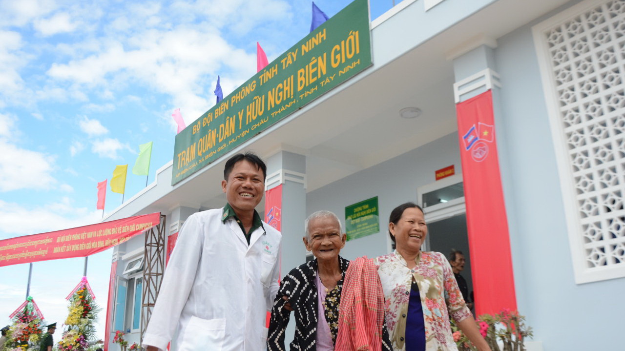 Vietnam, Cambodia open friendship medical center in border commune