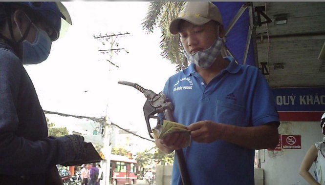Look: Saigon petrol pump attendants unmasked as short-changers