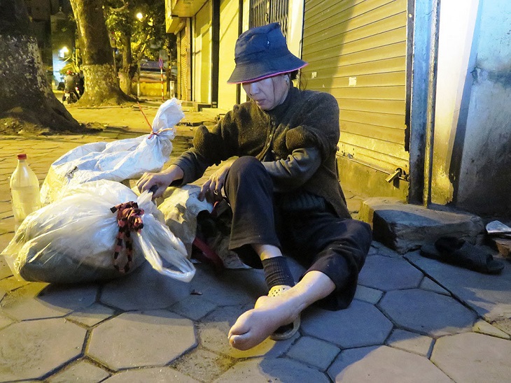 Homeless elders toil through nights for a living in Hanoi
