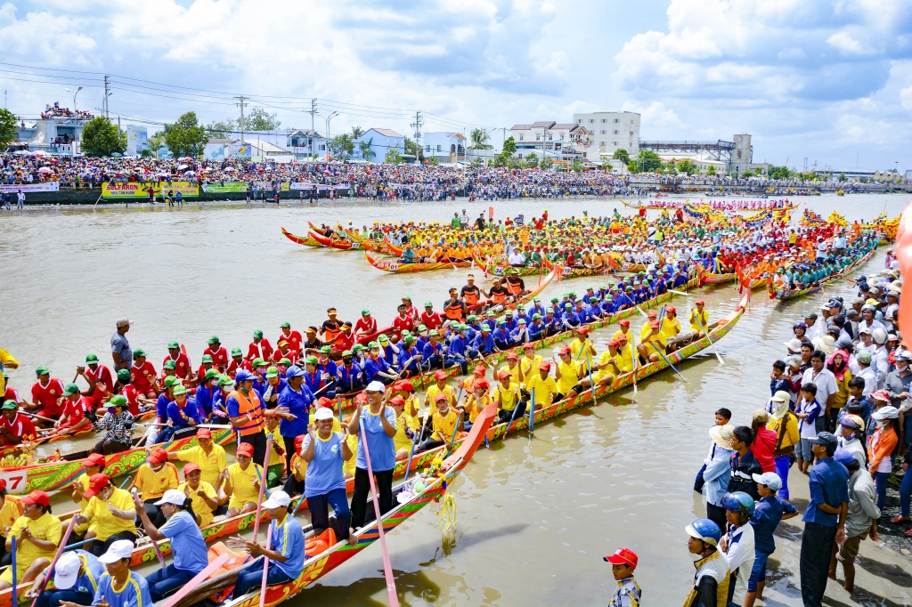 ‘Ngo canoe’ racing at Ok Om Bok festival