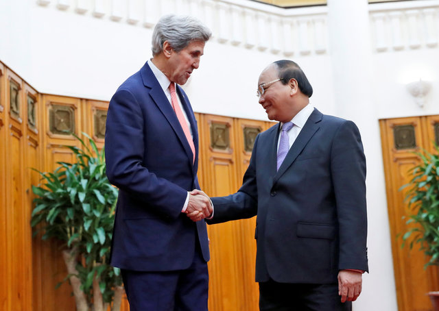 Vietnam PM receives John Kerry in Hanoi, hails bilateral ties