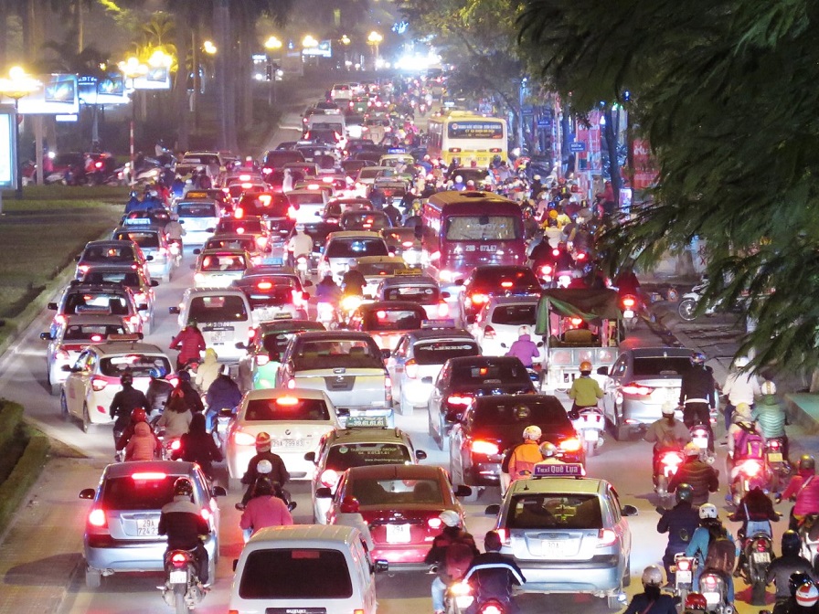 Premier urges firm measures to combat Hanoi traffic congestion
