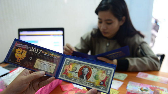 Vietnamese hunt for new, unique banknotes before for New Year lucky money