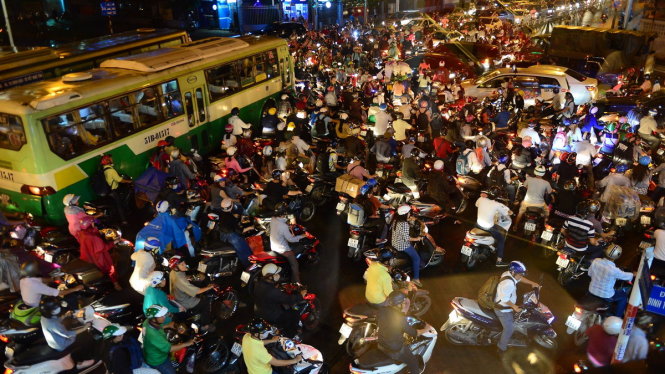 Saigon, Hanoi traffic leaves commuters helpless, one week before Tet