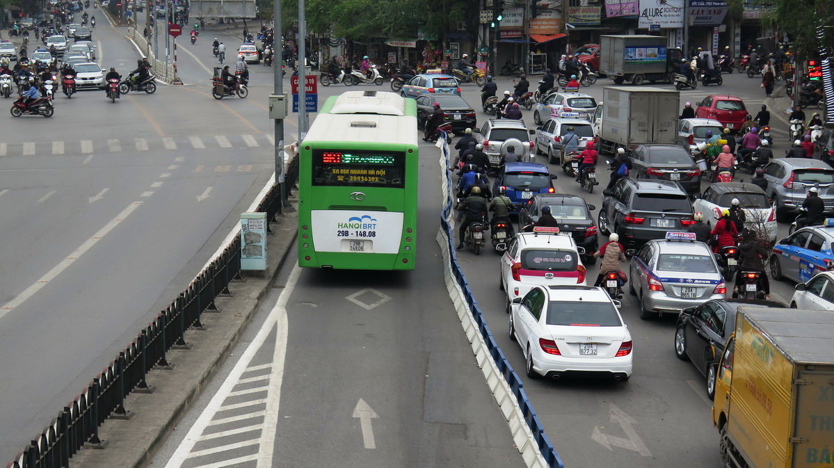 Lane barriers installed on Hanoi BRT route as markings prove ineffective