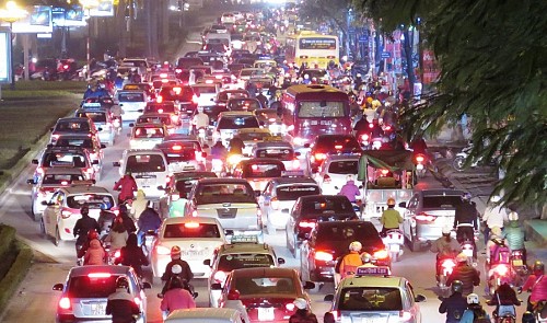 Premier urges firm measures to combat Hanoi traffic congestion