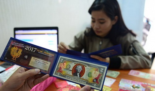 Vietnamese hunt for new, unique banknotes before for New Year lucky money