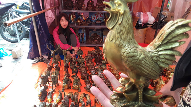 Thousand-dollar bronze roosters become Tet gifts for wealthy Vietnamese