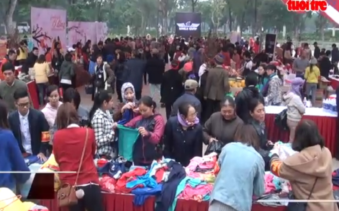 Market gives free items to poor people in Hanoi
