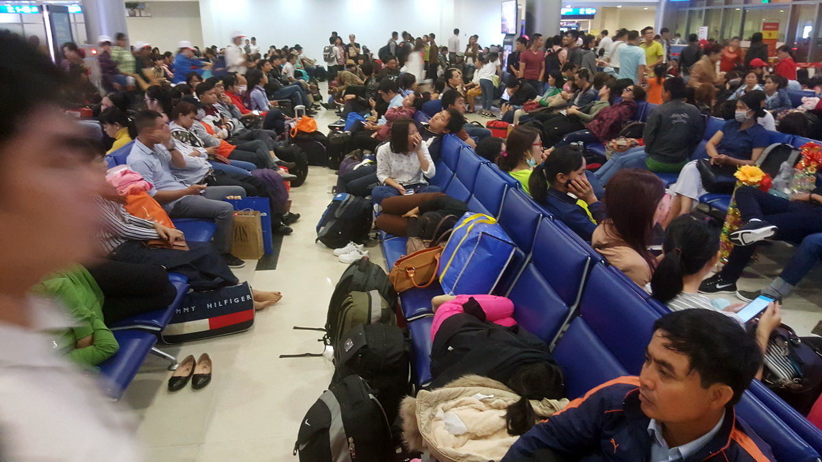 Overcrowded Tan Son Nhat airport warns passengers of pickpockets